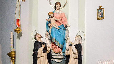 statua della madonna con bambino